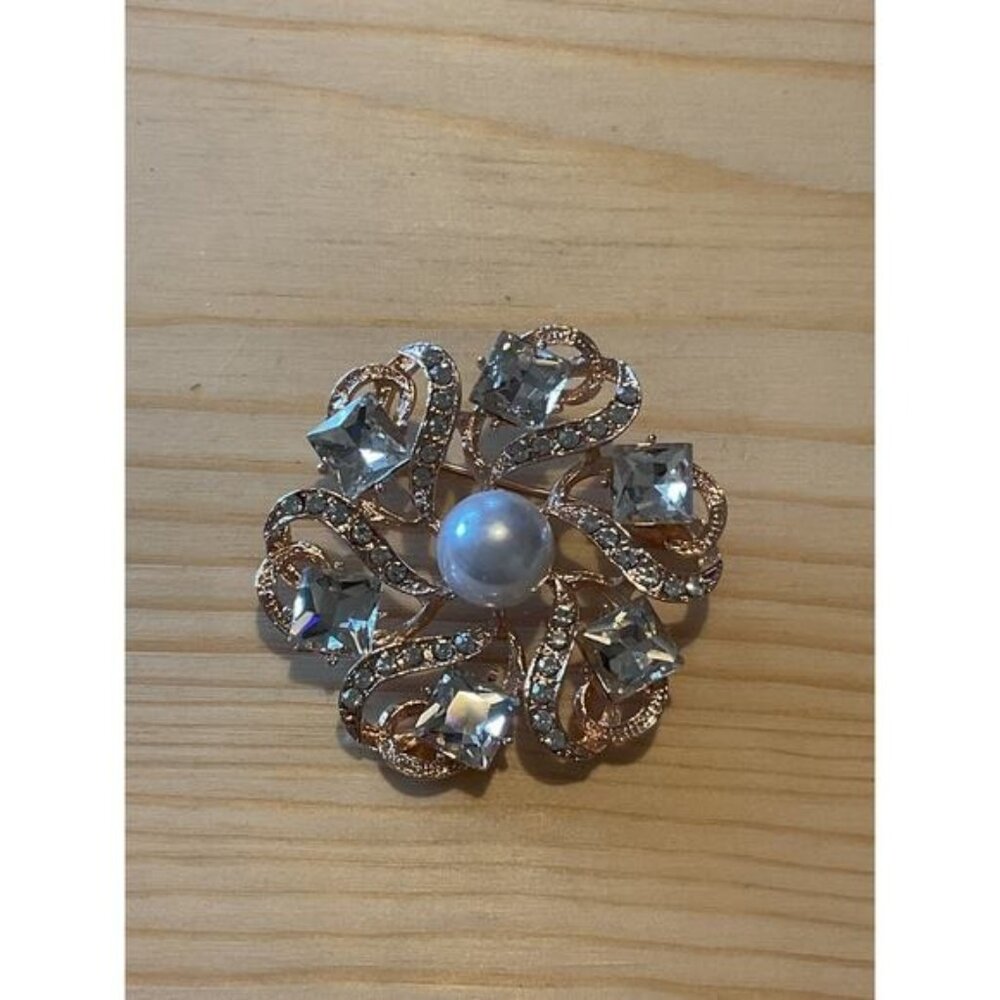 Gold Tone Heart Petal Crystal Clear Rhinestone Pearl Center Brooch Pin